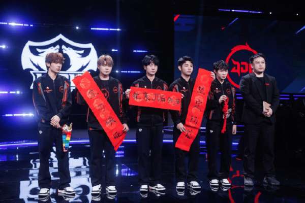 北京JDG新声出击：斗志依然燃烧，勇往直前追逐胜利的光芒